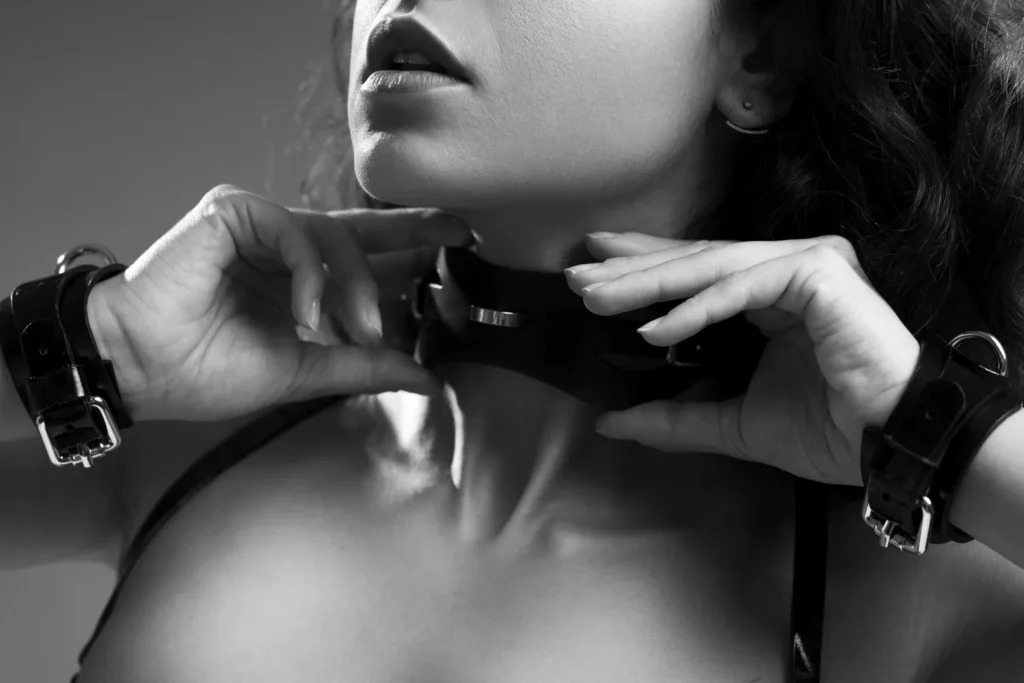 【BDSM調教：拘束篇】 不只是手銬：解鎖深夜的禁錮美學，輕口玩家的綑綁束縛入門指南
